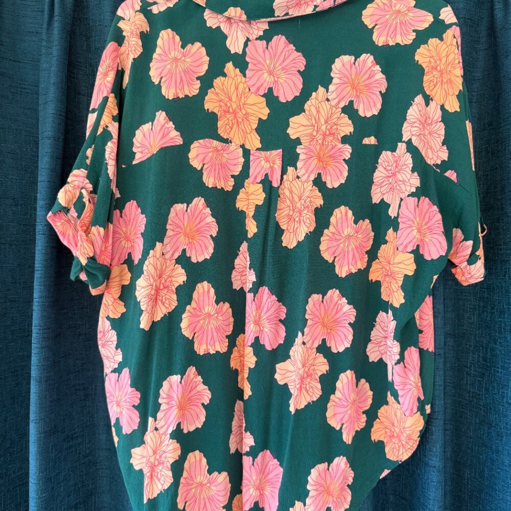 Ava Sky Hibiscus Button Down Top Size M - Picture 2 of 5
